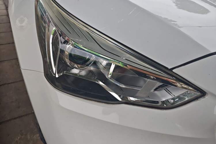 Used Haval M6 2018 1.5T DCT Two-Wheel Drive Elite Model Right Front Headlight