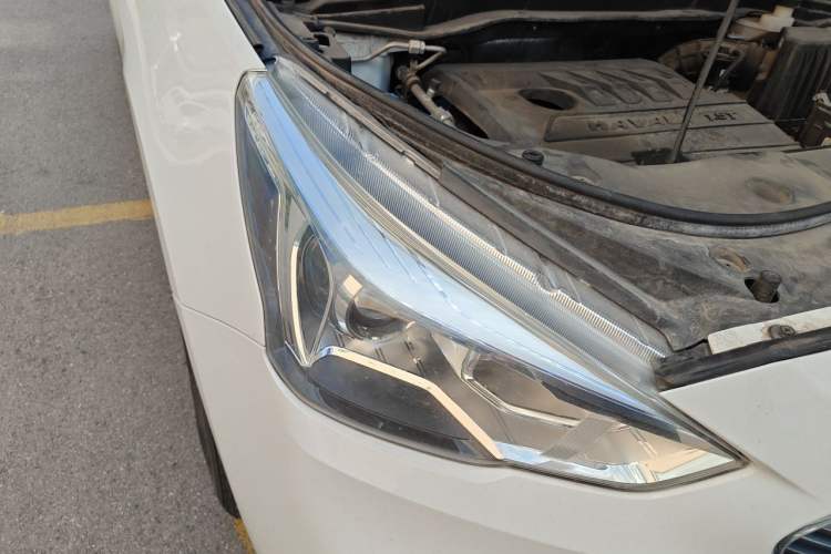 Used Haval M6 2018 Revised Version 1.5T DCT Two-Wheel Drive Elite Edition Right Front Headlight
