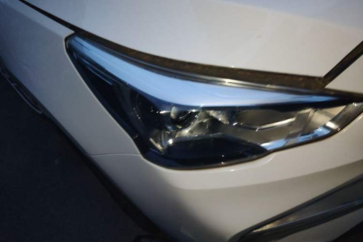 Used Haval M6 2018 1.5T DCT Two-Wheel Drive Elite Model Right Front Headlight