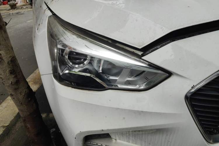 Used Haval M6 2018 Revised Version 1.5T DCT Two-Wheel Drive Elite Edition Right Front Headlight
