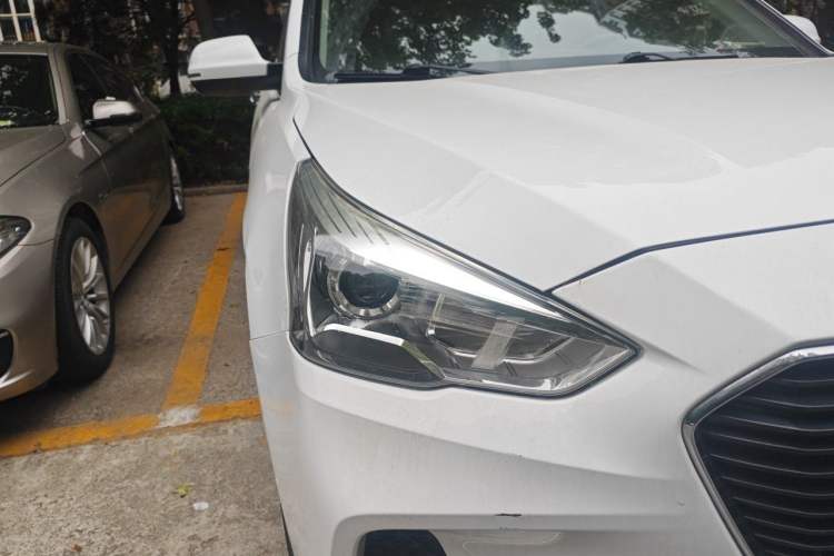 Used Haval M6 2018 Revised Version 1.5T DCT Two-Wheel Drive Elite Edition Right Front Headlight