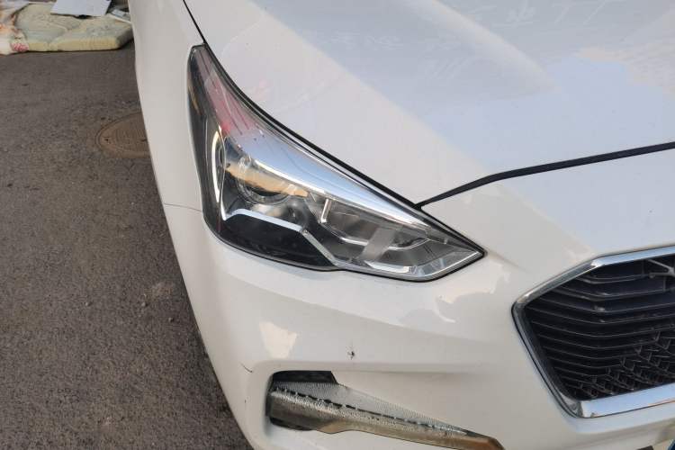 Used Haval M6 2018 Revised Version 1.5T DCT Two-Wheel Drive Urban Style Right Front Headlight