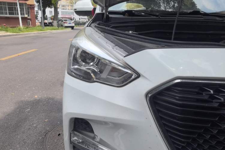 Used Haval M6 2018 Revised Version 1.5T DCT Two-Wheel Drive Elite Edition Right Front Headlight
