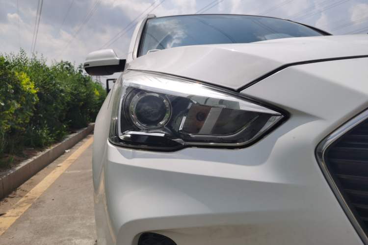 Used Haval M6 2018 1.5T Manual Two-Wheel Drive Elite Model Right Front Headlight