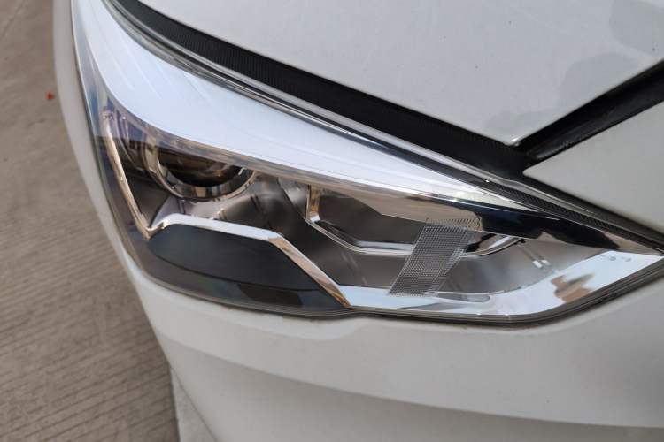 Used Haval M6 2018 1.5T DCT Two-Wheel Drive Elite Model Right Front Headlight