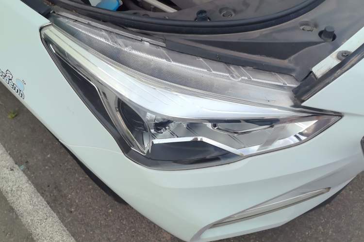 Used Haval M6 2018 1.5T DCT Two-Wheel Drive Elite Model Right Front Headlight