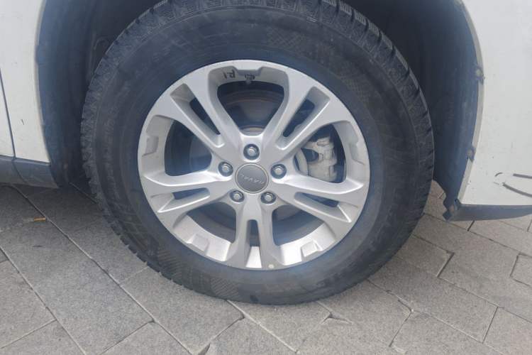 Used Haval M6 2018 Revised Version 1.5T DCT Two-Wheel Drive Elite Edition Right Front Wheel Hub