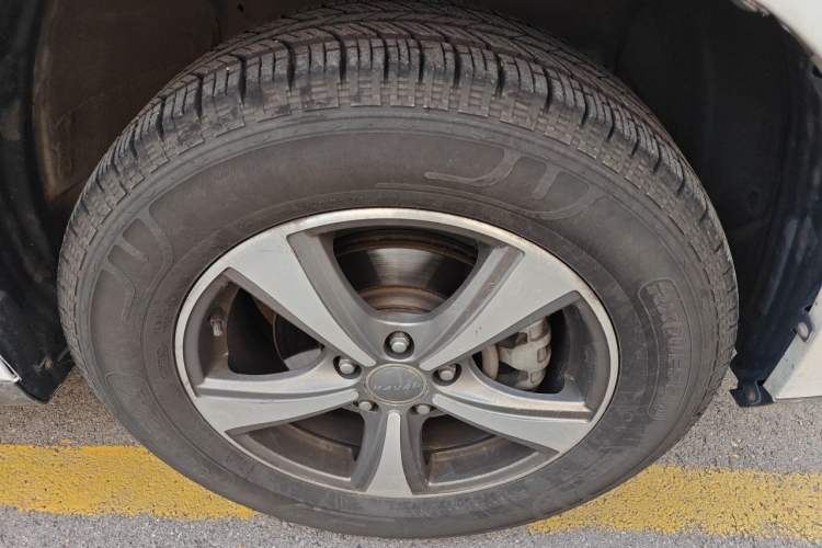 Used Haval M6 2018 Revised Version 1.5T DCT Two-Wheel Drive Elite Edition Right Front Wheel Hub