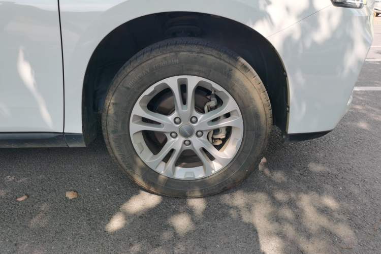 Used Haval M6 2018 Revised Version 1.5T DCT Two-Wheel Drive Elite Edition Right Front Wheel Hub