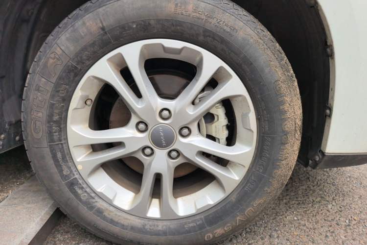 Used Haval M6 2018 Revised Version 1.5T DCT Two-Wheel Drive Elite Edition Right Front Wheel Hub