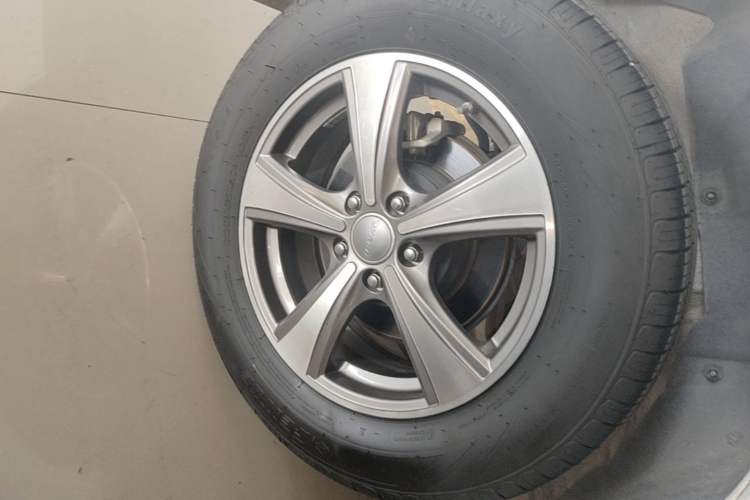 Used Haval M6 2018 Revised Version 1.5T DCT Two-Wheel Drive Elite Edition Right Rear Wheel Hub
