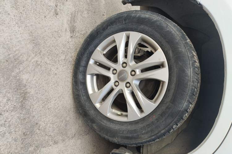 Used Haval M6 2018 Revised Version 1.5T DCT Two-Wheel Drive Elite Edition Right Rear Wheel Hub