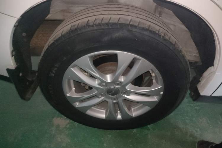 Used Haval M6 2018 Revised Version 1.5T DCT Two-Wheel Drive Elite Edition Right Rear Wheel Hub