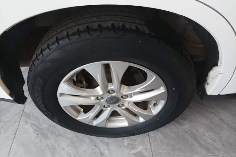 Used Haval M6 2018 Revised Version 1.5T DCT Two-Wheel Drive Elite Edition Right Rear Wheel Hub