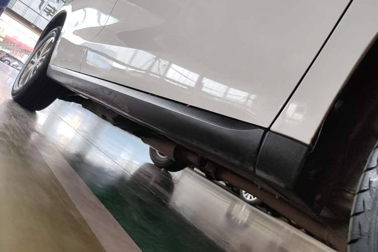 Used Haval M6 2018 1.5T DCT Two-Wheel Drive Elite Model Right Side Sill