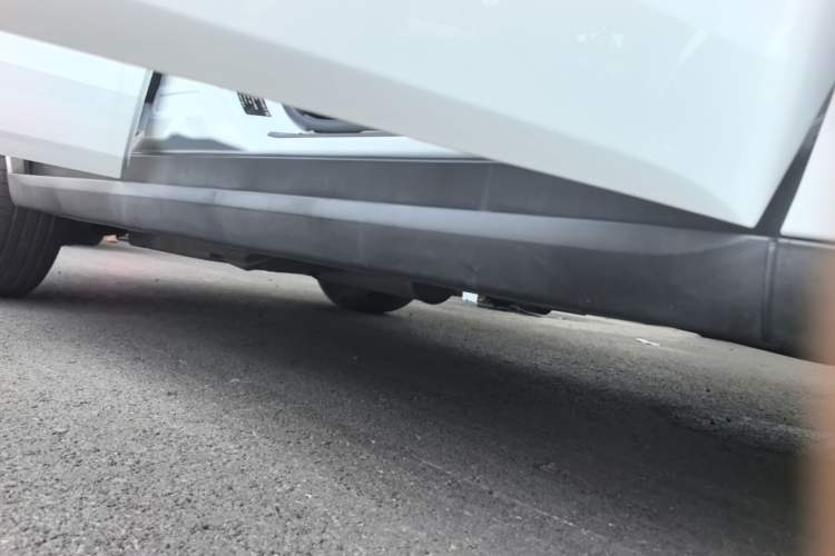 Used Haval M6 2018 Revised Version 1.5T DCT Two-Wheel Drive Elite Edition Right Side Sill