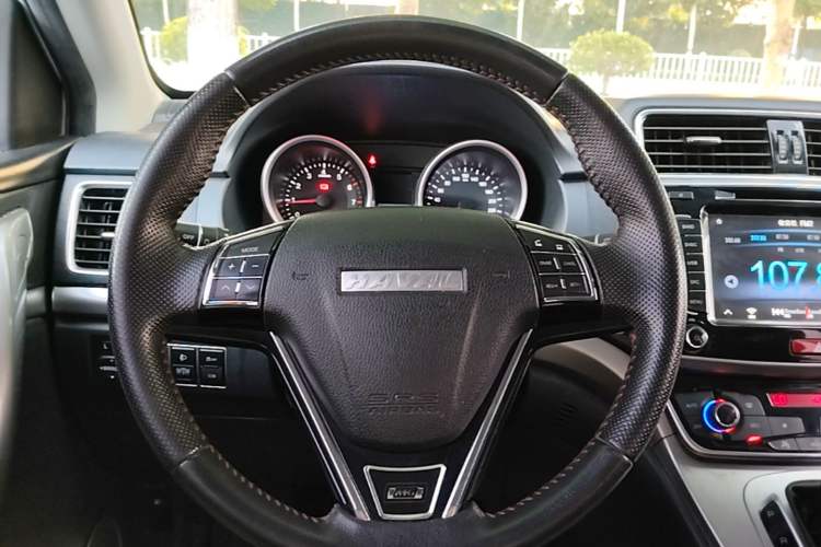 Used Haval M6 2018 Revised Version 1.5T DCT Two-Wheel Drive Elite Edition Steering Wheel