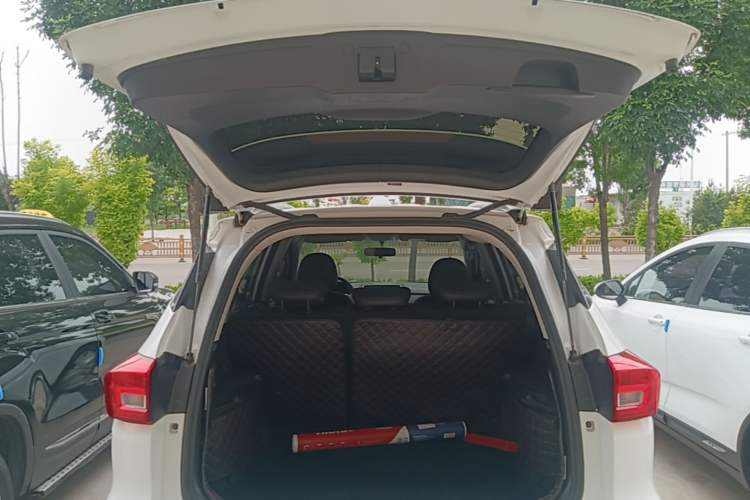 Used Haval M6 2018 Revised Version 1.5T DCT Two-Wheel Drive Elite Edition Trunk