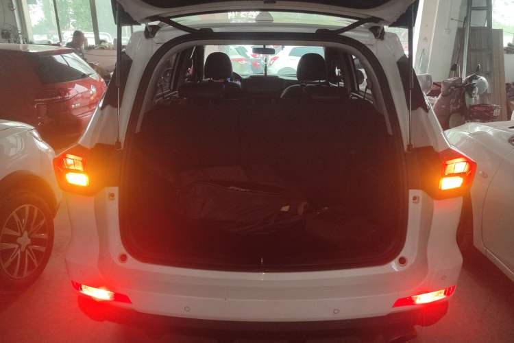 Used Haval M6 2018 Revised Version 1.5T DCT Two-Wheel Drive Elite Edition Trunk