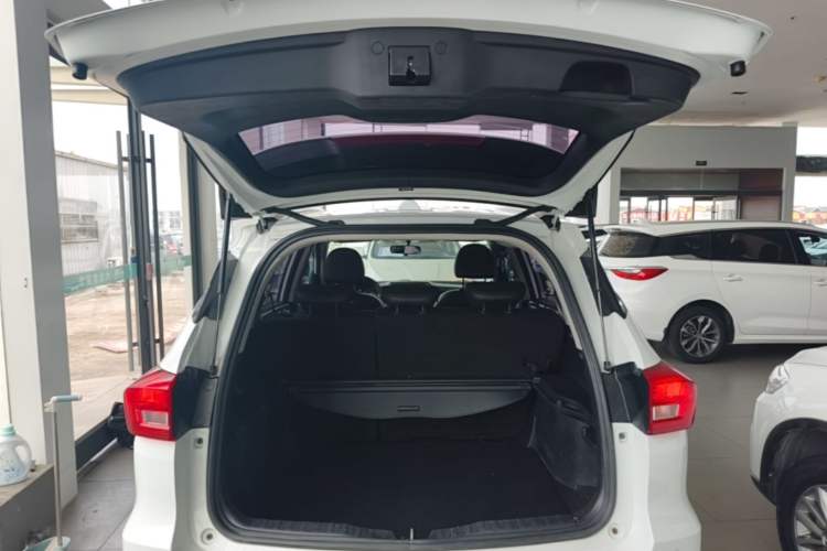 Used Haval M6 2018 1.5T Manual Two-Wheel Drive Elite Model Trunk