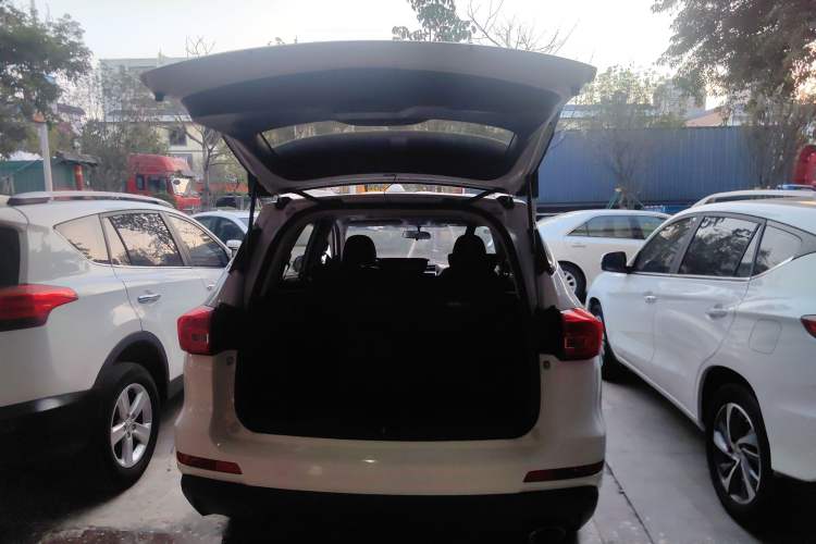 Used Haval M6 2018 1.5T DCT Two-Wheel Drive Elite Model Trunk