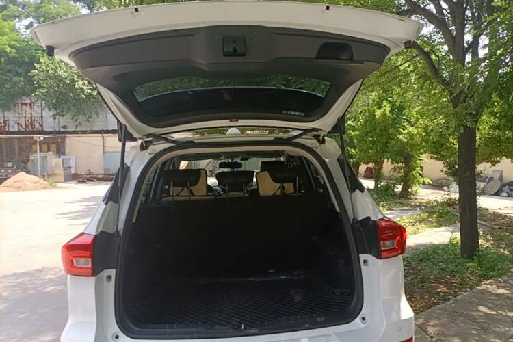 Used Haval M6 2018 Revised Version 1.5T DCT Two-Wheel Drive Elite Edition Trunk