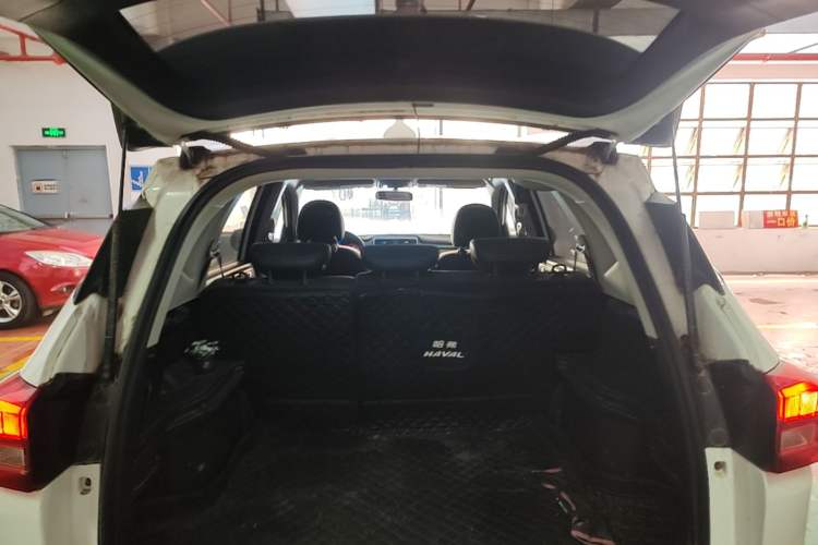 Used Haval M6 2018 Revised Version 1.5T DCT Two-Wheel Drive Elite Edition Trunk