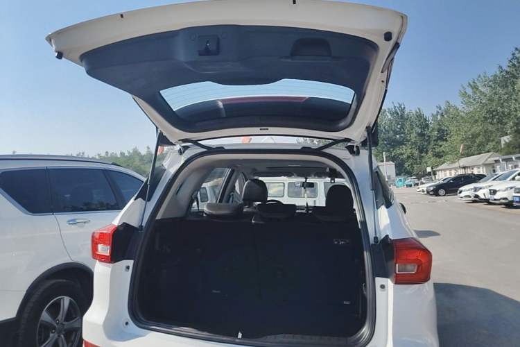 Used Haval M6 2018 1.5T DCT Two-Wheel Drive Elite Model Trunk