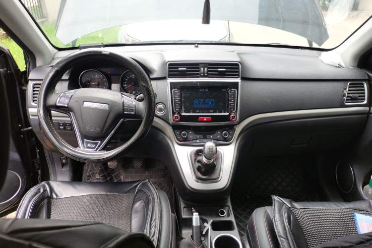 Used Haval M6 2019 1.5T Manual Two-Wheel Drive Elite Version China VI Standard Center Console