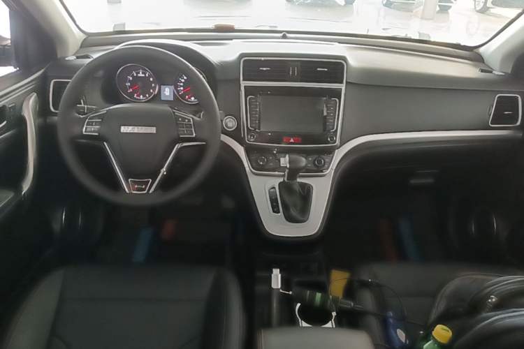 Used Haval M6 2019 1.5T DCT Two-Wheel Drive Elite Version China VI Standard Center Console