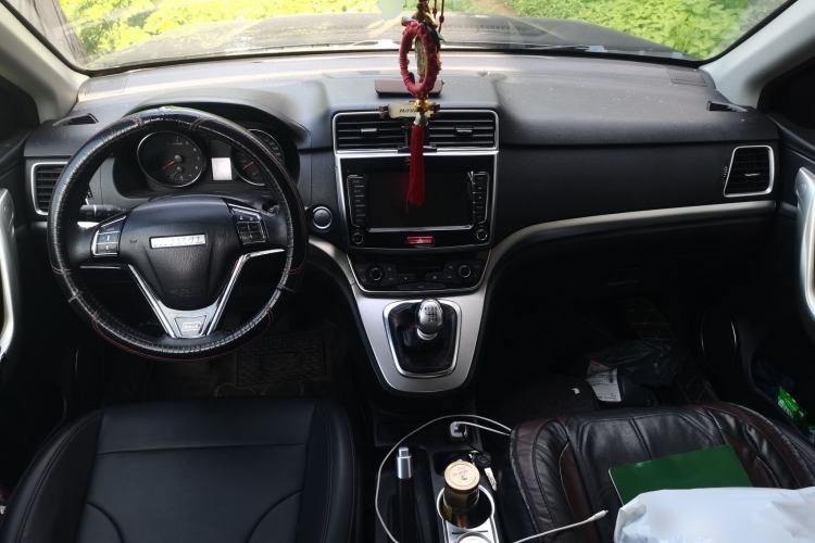 Used Haval M6 2019 1.5T Manual Two-Wheel Drive Elite Version China VI Standard Center Console