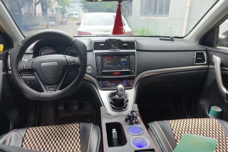 Used Haval M6 2019 1.5T Manual Two-Wheel Drive Elite Version China VI Standard Center Console