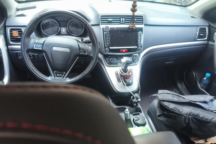 Used Haval M6 2019 1.5T DCT Two-Wheel Drive Elite Version China V Standard Center Console
