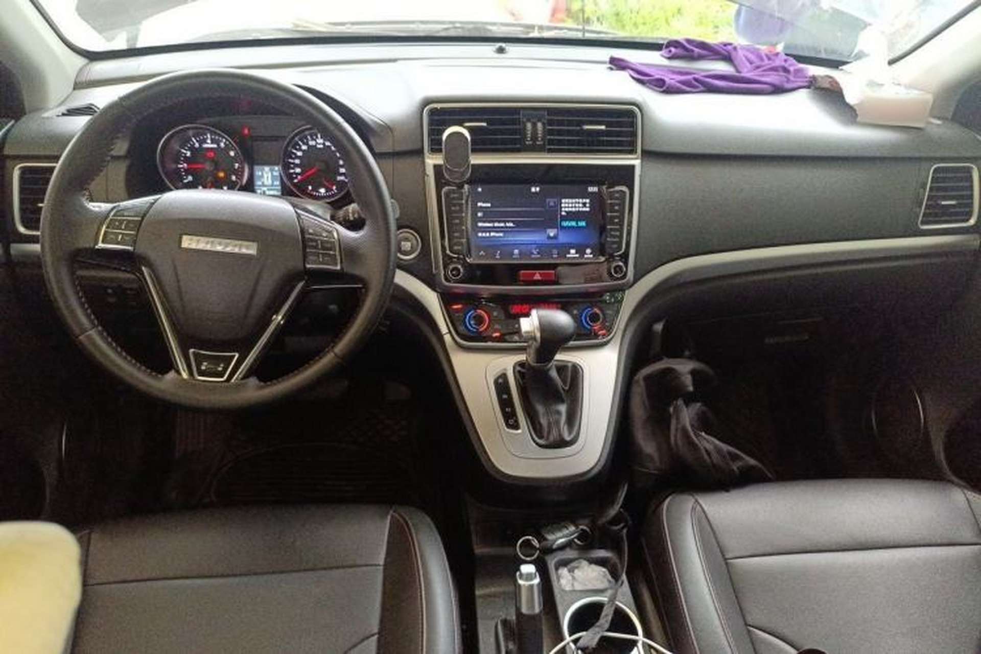 Used Haval M6 2019 1.5T DCT Two-Wheel Drive Elite Version China VI Standard Center Console