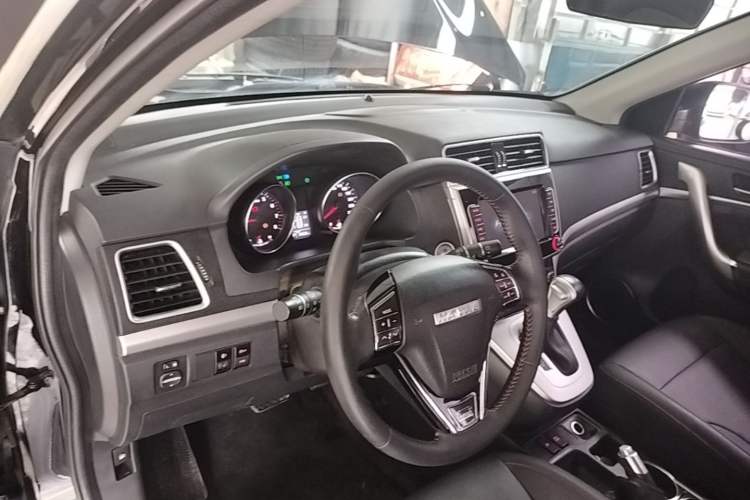 Used Haval M6 2019 1.5T DCT Two-Wheel Drive Elite Version China VI Standard Center Console