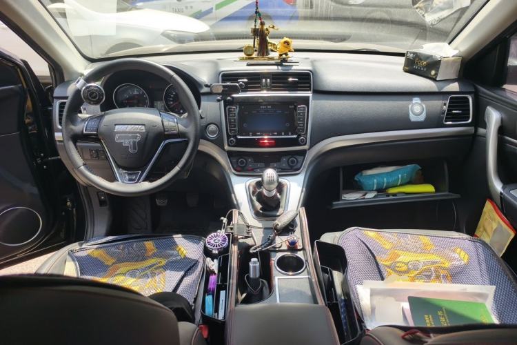 Used Haval M6 2019 1.5T Manual Two-Wheel Drive Elite Version China VI Standard Center Console