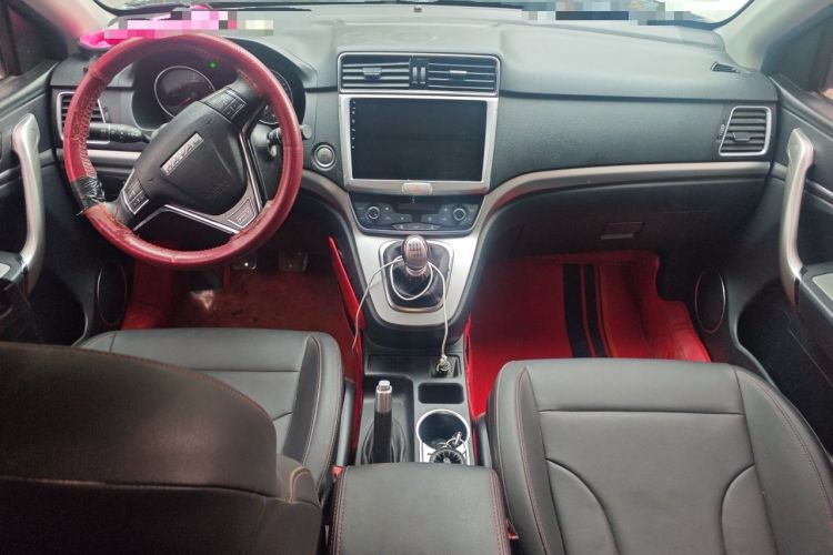 Used Haval M6 2019 1.5T Manual Two-Wheel Drive Elite Version China VI Standard Center Console