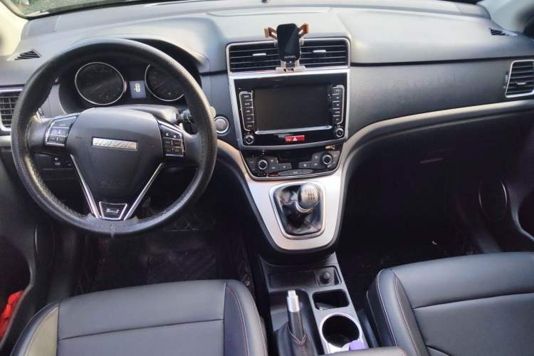 Used Haval M6 2019 1.5T Manual Two-Wheel Drive Elite Version China VI Standard Center Console
