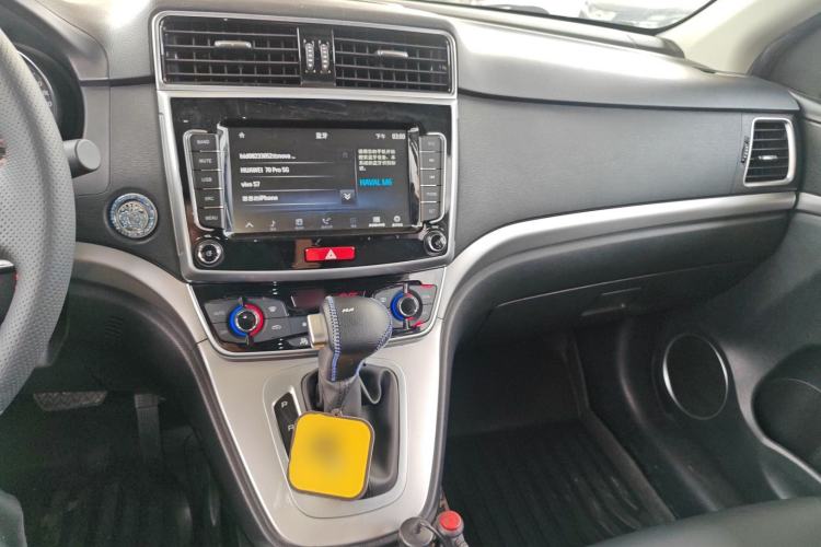 Used Haval M6 2019 1.5T DCT Two-Wheel Drive Elite Version China VI Standard Center Console