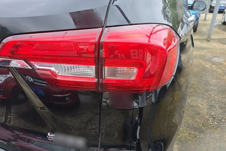 Used Haval M6 2019 1.5T DCT Two-Wheel Drive Elite Version China VI Standard Exterior 3