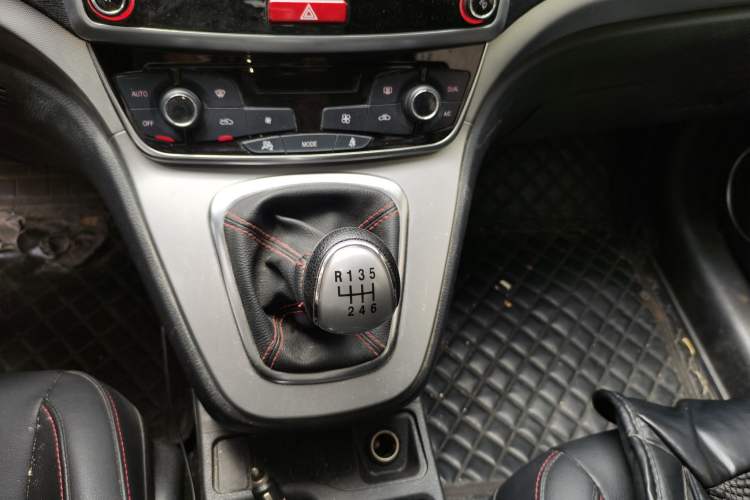 Used Haval M6 2019 1.5T Manual Two-Wheel Drive Elite Version China VI Standard Gear Lever