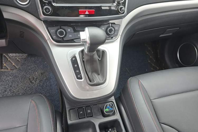 Used Haval M6 2019 1.5T DCT Two-Wheel Drive Elite Version China VI Standard Gear Lever
