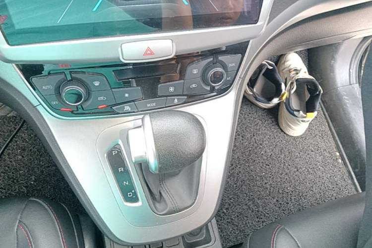 Used Haval M6 2019 1.5T DCT Two-Wheel Drive Value Edition China VI Standard Gear Lever
