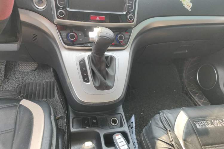 Used Haval M6 2019 1.5T DCT Two-Wheel Drive Elite Version China VI Standard Gear Lever