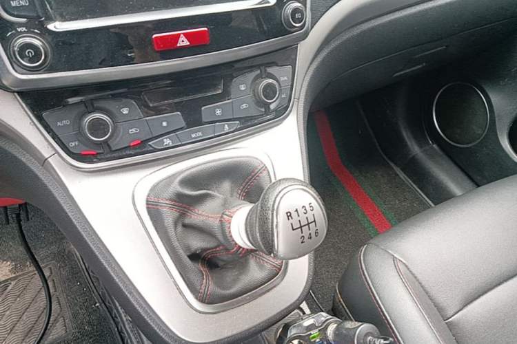 Used Haval M6 2019 1.5T Manual Two-Wheel Drive Elite Version China VI Standard Gear Lever
