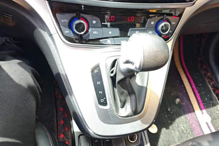 Used Haval M6 2019 1.5T DCT Two-Wheel Drive Elite Version China VI Standard Gear Lever