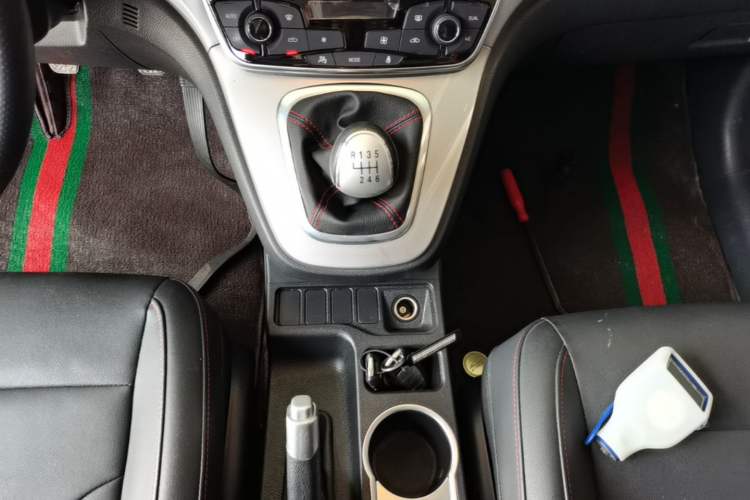 Used Haval M6 2019 1.5T Manual Two-Wheel Drive Elite Version China VI Standard Gear Lever