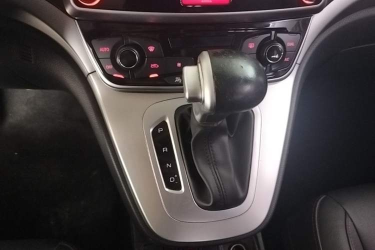 Used Haval M6 2019 1.5T DCT Two-Wheel Drive Elite Version China VI Standard Gear Lever