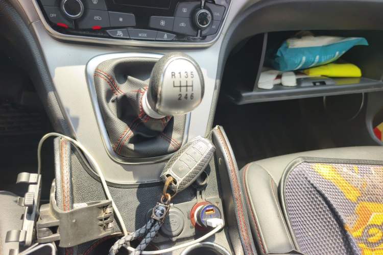 Used Haval M6 2019 1.5T Manual Two-Wheel Drive Elite Version China VI Standard Gear Lever
