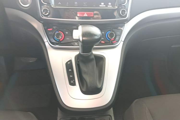 Used Haval M6 2019 1.5T DCT Two-Wheel Drive Urban Version China VI Standard Gear Lever